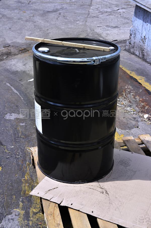 黑色金属桶的可燃润滑化学品是在一个W